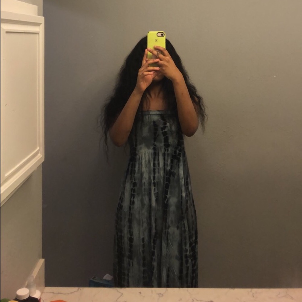 Loose strapless dress with slits on both sides